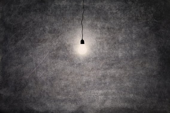 Light_bulb_in_darkness